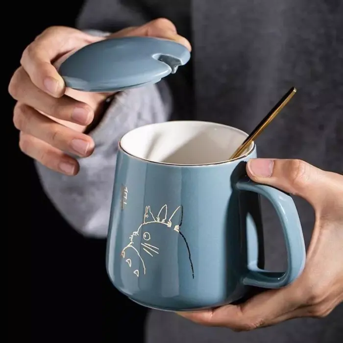 Taza mi vecino Totoro de cerámica pintada en oro con tapa - Imagen 3