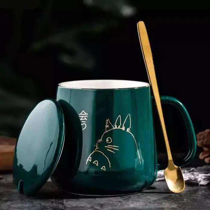 Taza mi vecino Totoro de cerámica pintada en oro con tapa